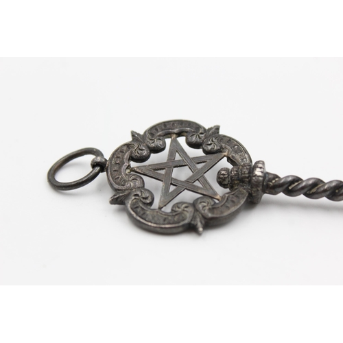 2305 - A Victorian George Kenning hallmarked London silver masonic key, dated 1886 - approx. gross weight 3... 