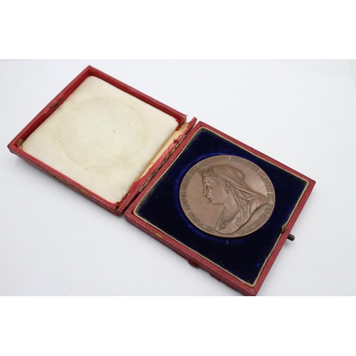 2337 - A boxed Queen Victoria Diamond Jubilee bronze medal - approx. gross weight 76 grams and 6cm diameter