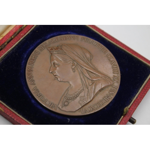 2337 - A boxed Queen Victoria Diamond Jubilee bronze medal - approx. gross weight 76 grams and 6cm diameter