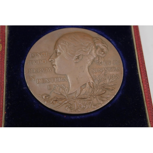 2337 - A boxed Queen Victoria Diamond Jubilee bronze medal - approx. gross weight 76 grams and 6cm diameter