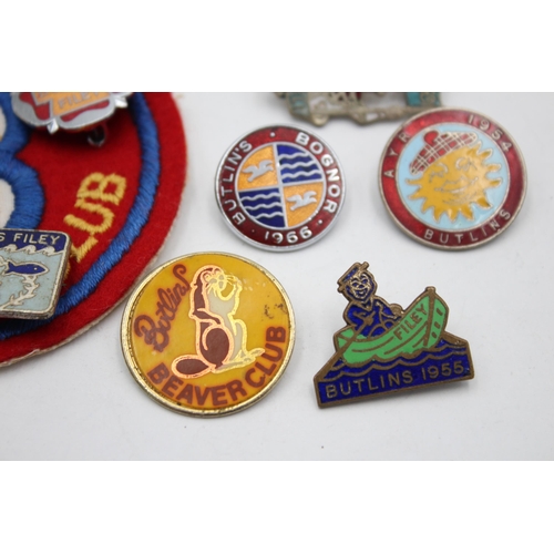 2366 - Nine vintage Butlins items, eight badges and one cloth patch