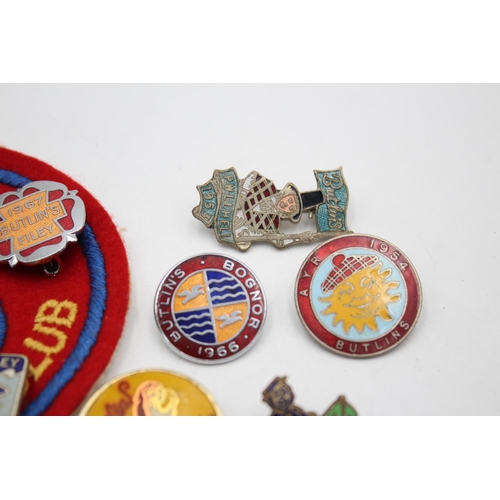 2366 - Nine vintage Butlins items, eight badges and one cloth patch