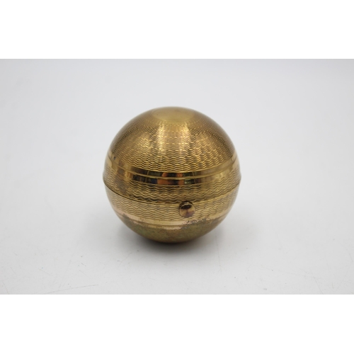 2368 - A 1950s Pygmalion gold tone novelty globe powder compact - approx. 5cm diameter