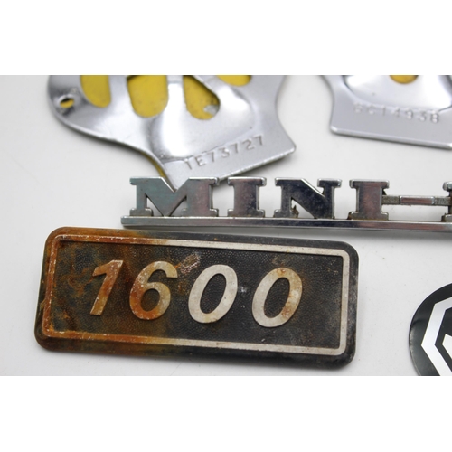 537 - Five vintage car grille badges to include Mini-Minor, AA etc.