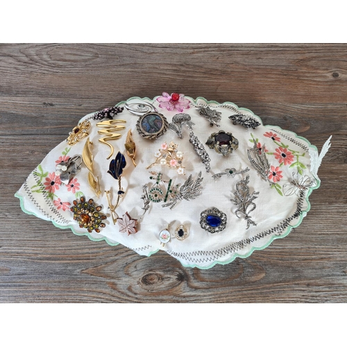 433 - A collection of vintage brooches