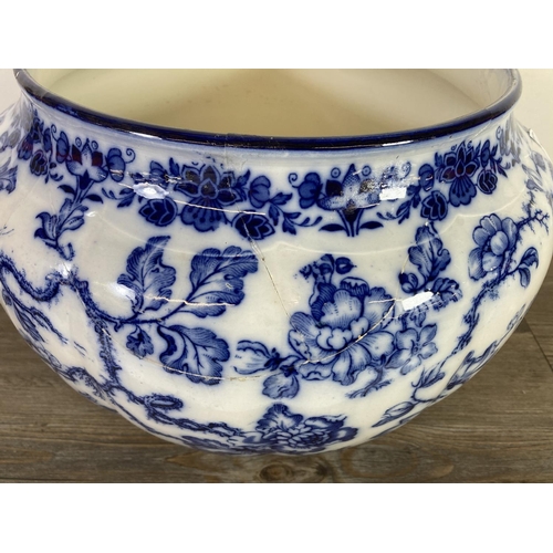 354 - A 19th century Wedgwood Swallow flow blue jardinière - approx. 19cm high x 29cm diameter