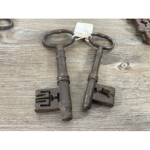 382 - A collection of 18th and 19th century keys