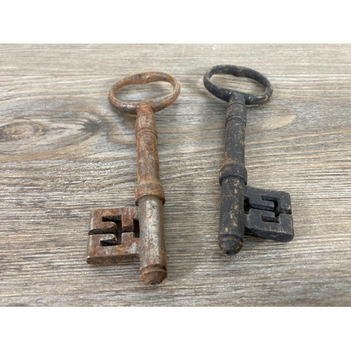 382 - A collection of 18th and 19th century keys