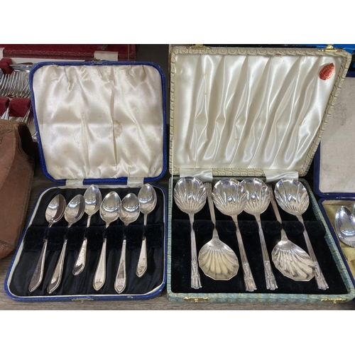 384 - A collection of boxed cutlery to include set of six EPNS tea spoons, Viner's of Sheffield Chelsea st... 