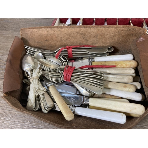 384 - A collection of boxed cutlery to include set of six EPNS tea spoons, Viner's of Sheffield Chelsea st... 