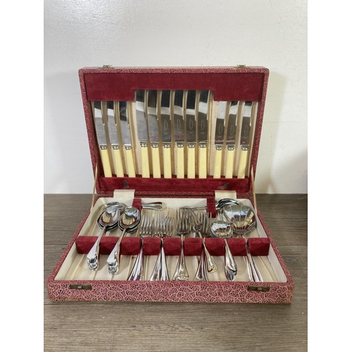 384 - A collection of boxed cutlery to include set of six EPNS tea spoons, Viner's of Sheffield Chelsea st... 