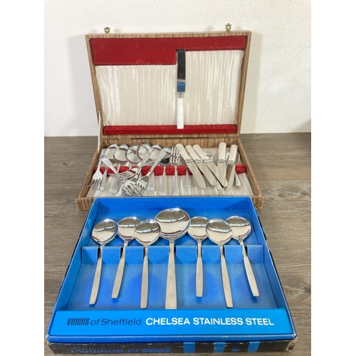 384 - A collection of boxed cutlery to include set of six EPNS tea spoons, Viner's of Sheffield Chelsea st... 