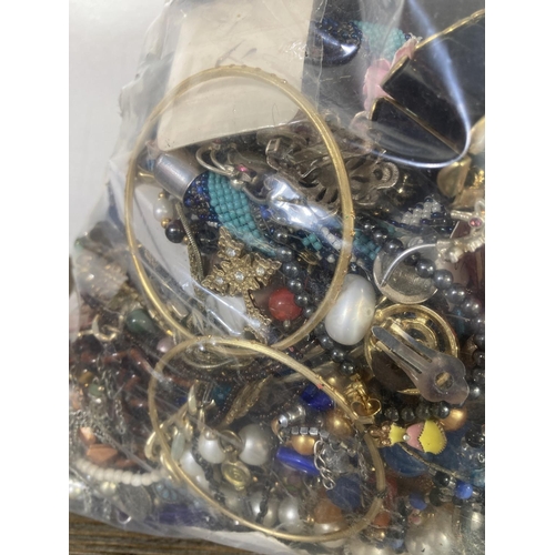 422 - Approx. 10kg of costume jewellery