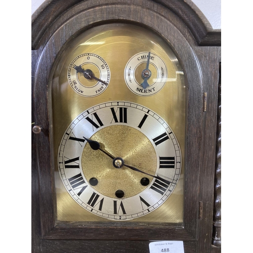 488 - A mid 20th century oak cased Westminster chiming mantel clock with key and pendulum - approx. 34cm h... 