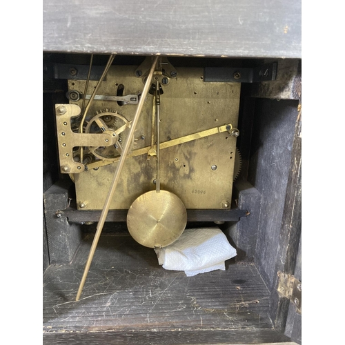 488 - A mid 20th century oak cased Westminster chiming mantel clock with key and pendulum - approx. 34cm h... 