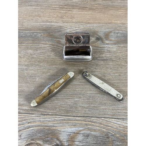 539 - A collection of vintage items to include white metal snuff box, yellow metal fountain pen nibs, four... 