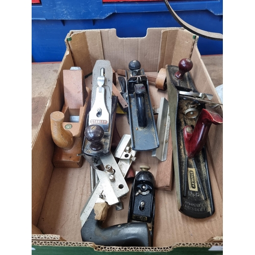 838 - A collection of items to include Stanley Bailey No.4 & No.6 wood planes, spokeshaves, W&T Avery Ltd.... 