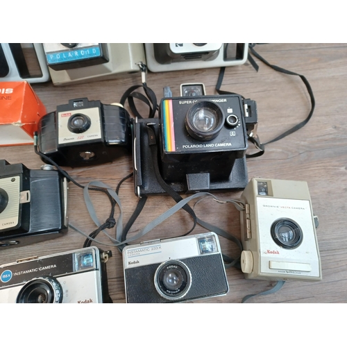 662 - A collection of cameras to include two Kodak EK2 instant, Polaroid Swinger Sentinal instant, three K... 