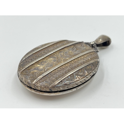 2128 - A Victorian hallmarked Birmingham silver oval etched photo locket pendant, dated 1881 - approx. gros... 