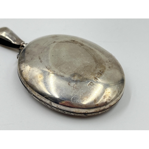 2128 - A Victorian hallmarked Birmingham silver oval etched photo locket pendant, dated 1881 - approx. gros... 