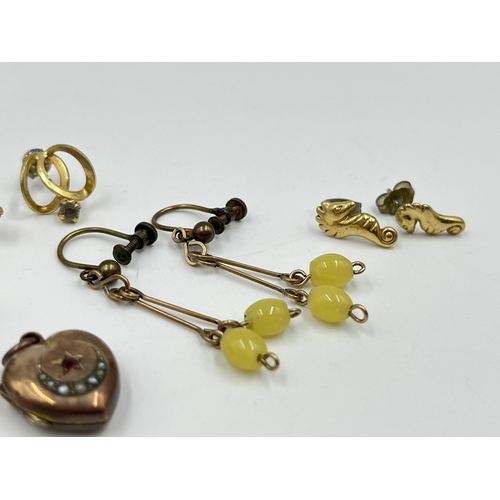 2134 - A collection of vintage yellow metal jewellery to include .900 silver garnet oval pin brooch, stampe... 