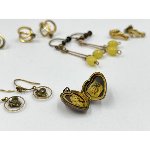 2134 - A collection of vintage yellow metal jewellery to include .900 silver garnet oval pin brooch, stampe... 