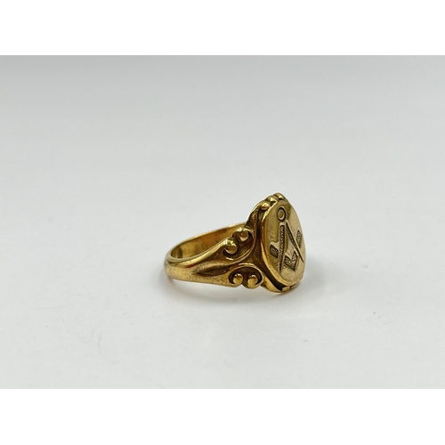 2136 - A yellow metal masonic signet ring, size T - approx. gross weight 5.72 grams