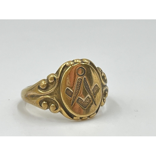 2136 - A yellow metal masonic signet ring, size T - approx. gross weight 5.72 grams