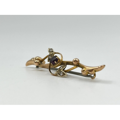 2139 - A late 19th/early 20th century 9ct gold garnet and seed pearl pin brooch - approx. gross weight 1.6 ... 