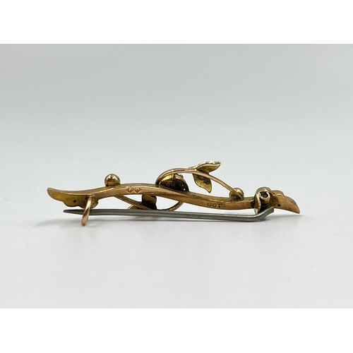 2139 - A late 19th/early 20th century 9ct gold garnet and seed pearl pin brooch - approx. gross weight 1.6 ... 