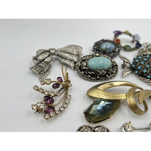 2141 - A collection of vintage brooches