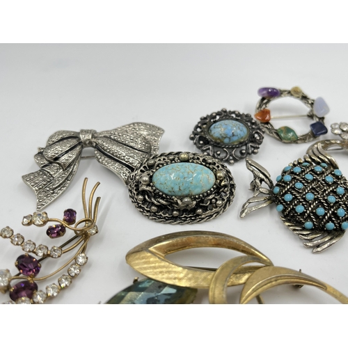 2141 - A collection of vintage brooches