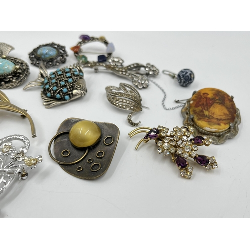 2141 - A collection of vintage brooches