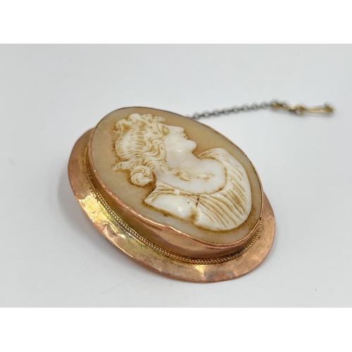 2143 - A 9ct gold framed cameo pin brooch - approx. gross weight 9 grams and approx. 5cm x 4cm