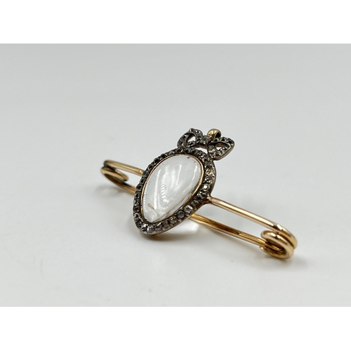 2154 - An antique yellow metal and diamond memento brooch - approx. gross weight 4.28 grams