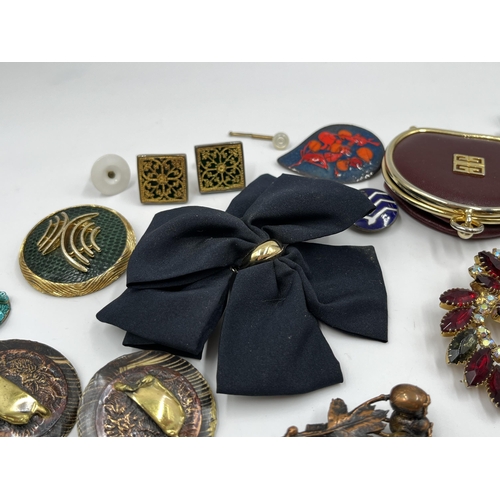 2164 - A collection of costume jewellery