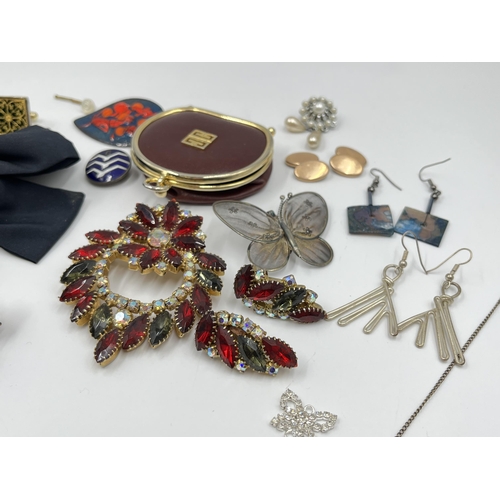 2164 - A collection of costume jewellery