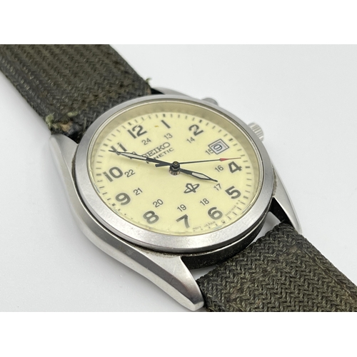 2208 - Two men's wristwatches, one Seiko Kinetic with power reserve indicator button at 2 o'clock position ... 