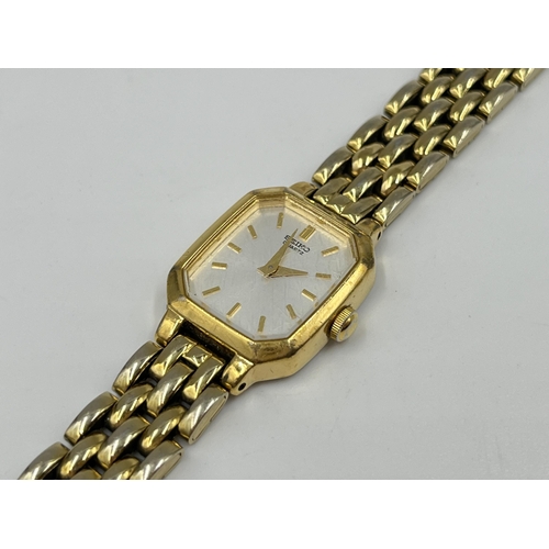 2219 - A Seiko quartz lady's wristwatch with Seiko stainless steel bracelet and spare links - ref. V400-560... 