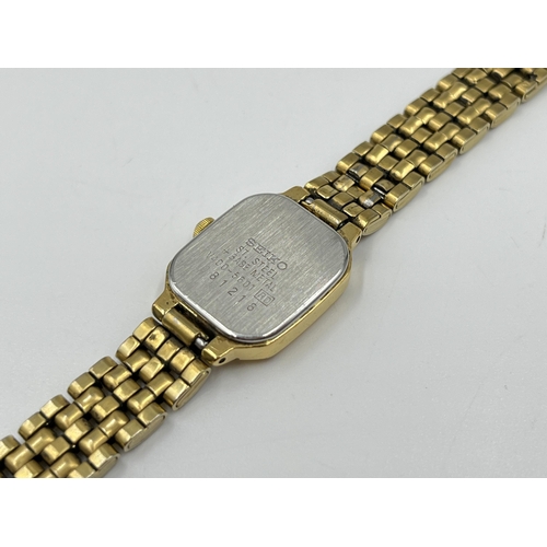 2219 - A Seiko quartz lady's wristwatch with Seiko stainless steel bracelet and spare links - ref. V400-560... 