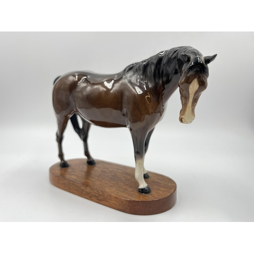 254 - A Beswick horse figurine on mahogany plinth - approx. 16cm high x 23cm wide