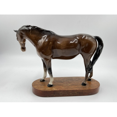 254 - A Beswick horse figurine on mahogany plinth - approx. 16cm high x 23cm wide