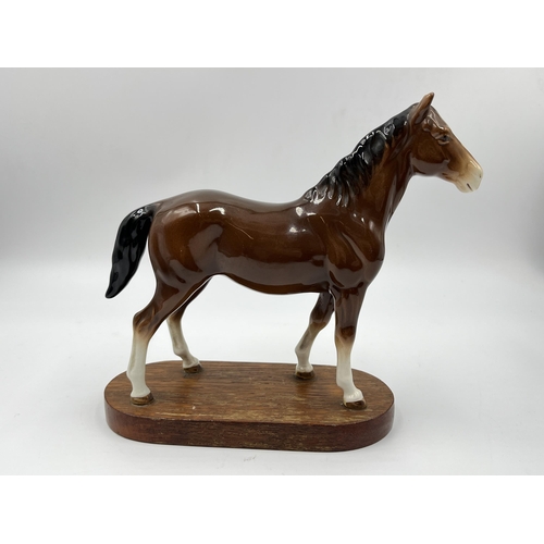 255 - A Beswick horse figurine on mahogany plinth - approx. 19cm high x 22cm wide