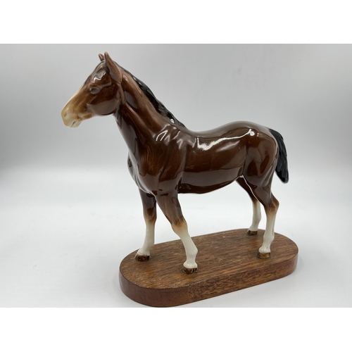 255 - A Beswick horse figurine on mahogany plinth - approx. 19cm high x 22cm wide