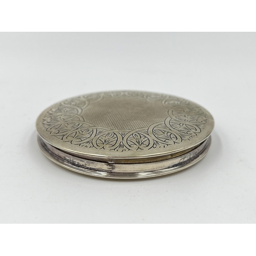 2250 - A white metal circular compact mirror - approx. 7.5cm diameter and gross weight 75 grams