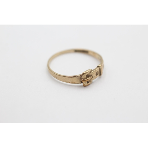 1007 - A 9ct gold buckle ring, size M - approx. gross weight 1 gram