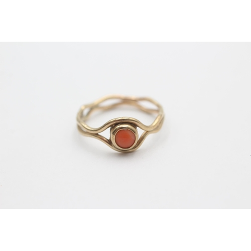 1010 - A 9ct gold coral detail ring, size N - approx. gross weight 1.8 grams