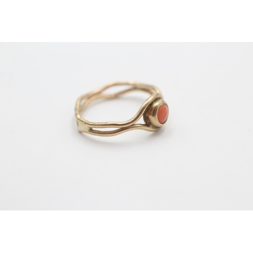 1010 - A 9ct gold coral detail ring, size N - approx. gross weight 1.8 grams