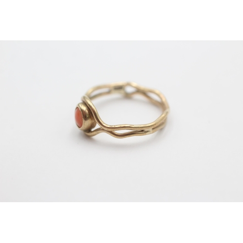 1010 - A 9ct gold coral detail ring, size N - approx. gross weight 1.8 grams