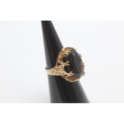 1013 - A 9ct gold smoky quartz cocktail ring, size L½ - approx. gross weight 6 grams